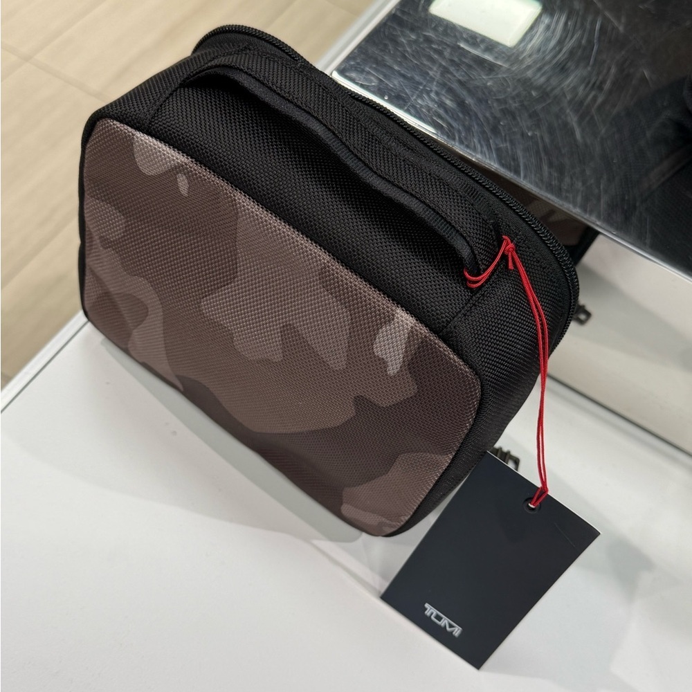 (new+tag) Tumi rare camo travel kit top handle (unisex) - Picture 7 of 11
